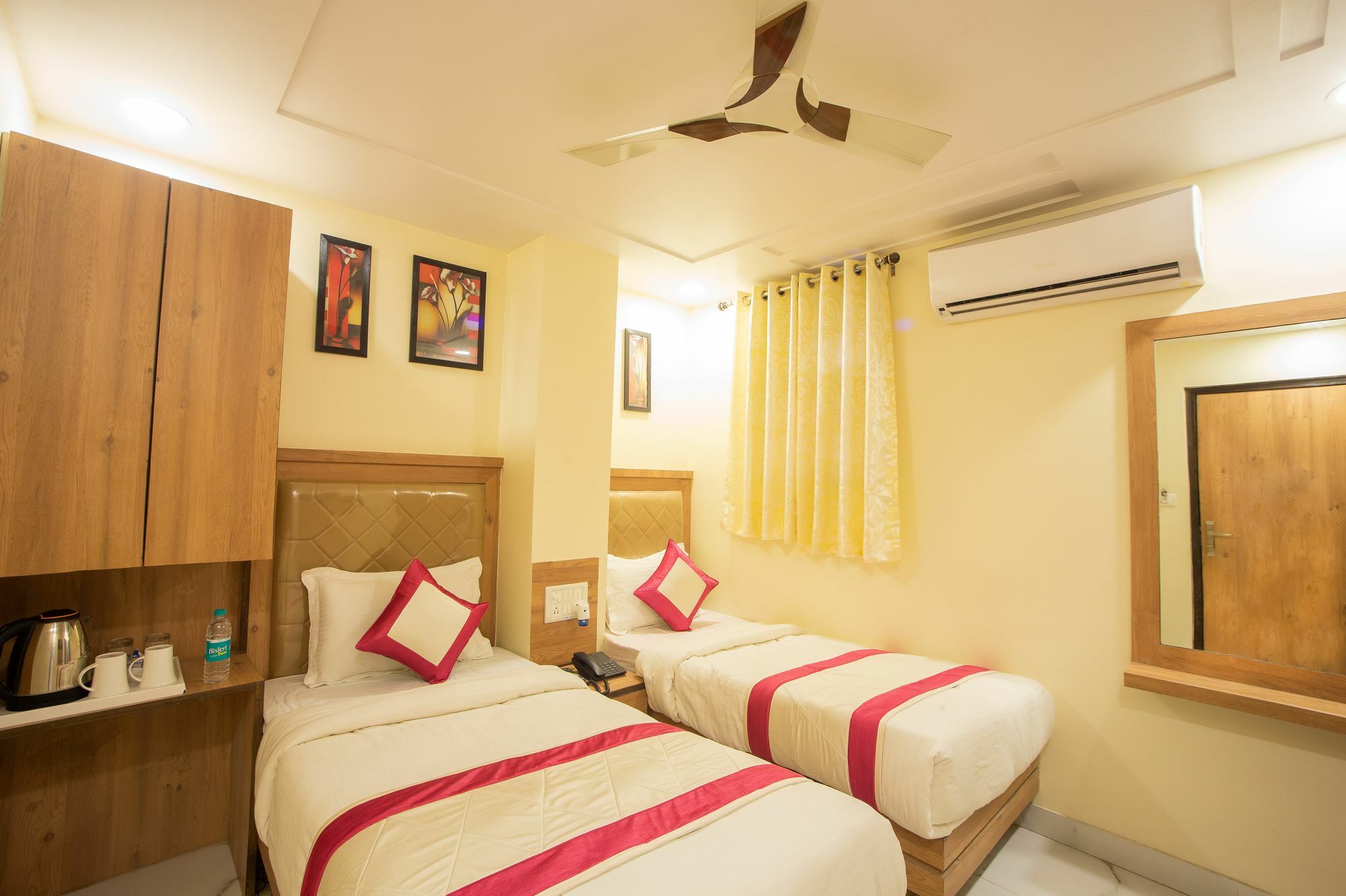 Hotel Sarthak Palace - By Pooja Hospitality Нью-Дели Экстерьер фото